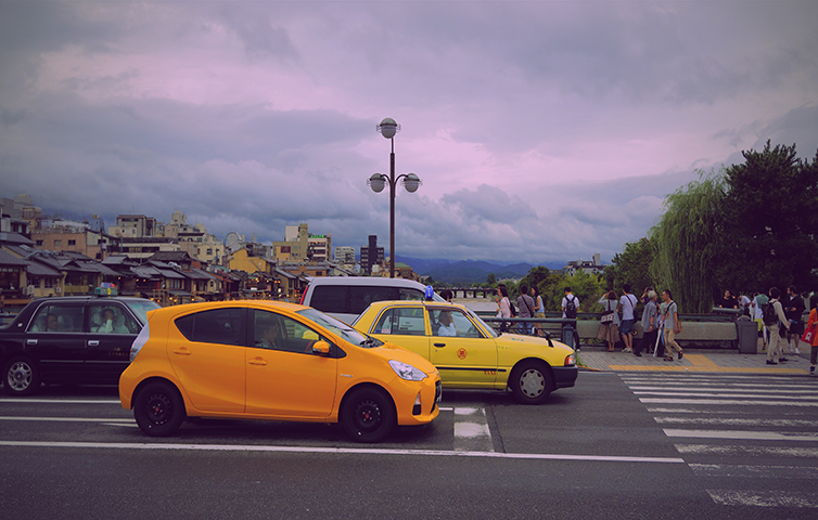 Canva - 在斑馬線上等待的汽車 cars waiting at zebra crossing.jpg